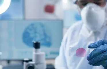 Cientista analisando e mostrando amostra de sangue