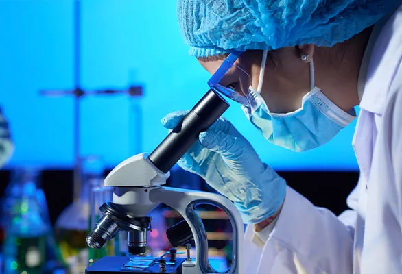 cientista analisando placa