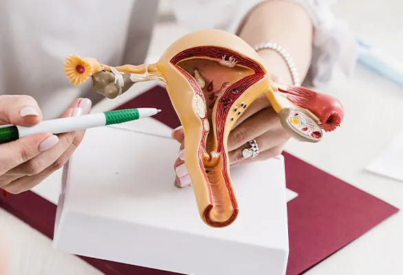 medica explicando como se previnir do colo uterino